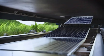 Les modules solaires sont automatiquement déroulés par le train sur la voie ferrée.