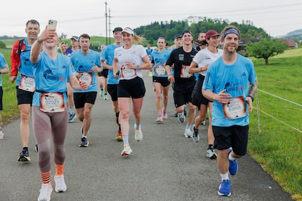 La triathlète Daniela Ryf au milieu. La sportive déclare qu’il s’agit d’un côté d’une course pour une bonne cause, et, de l’autre, d’un événement où on s’amuse beaucoup.