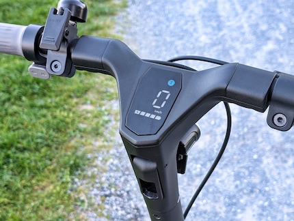 Positioned on the left under the bell, the indicator controls are in exactly the right place.