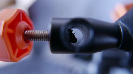 Les lambeaux de plastique dans le filetage m'agacent car je dois les éliminer avec des outils.