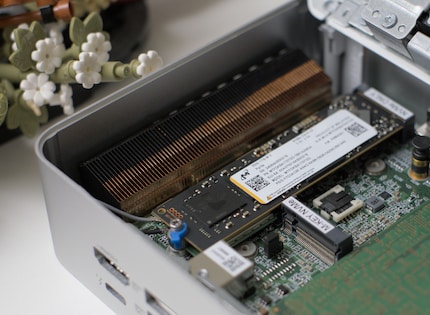Le petit boîtier peut accueillir deux SSD M.2.