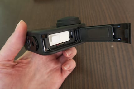 Sous le couvercle du boîtier se trouvent le slot pour la carte microSD, le port USB-C et la batterie.