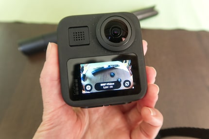 Le bouton Monde à gauche de l'écran permet de passer facilement en mode 360 degrés. Le bouton circulaire à droite me permet de changer l'image de la caméra.
