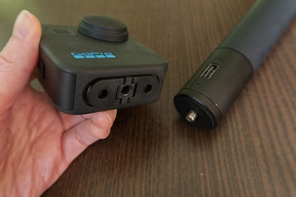 Le nouveau filetage ¼ de pouce permet de fixer la Gopro Max sur des trépieds et des bâtons traditionnels sans adaptateur.