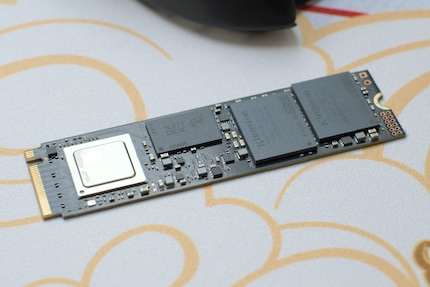 À gauche, le contrôleur, au centre, le cache DRAM et à droite, les deux modules de mémoire NAND.