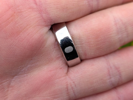 Après trois semaines de test, la bague présentait quelques rayures sur le dessous.