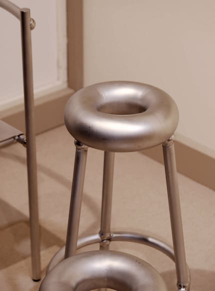 Le tabouret de bar Railing de Yang Shueiyuan.