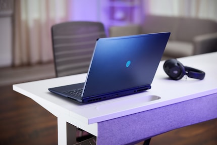 Le logo Alienware identifie l'Aurora 16 comme un ordinateur portable de jeu.