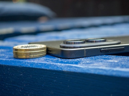 The Galaxy S25 Edge is as thick as three 1-euro coins.