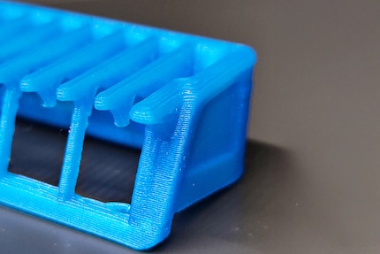 The parts from the 3D printer should fit exactly on the razors.