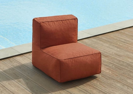 Grâce à son design bas, sans pieds classiques, le fauteuil lounge est un peu plus massif, mais aussi vraiment cosy.