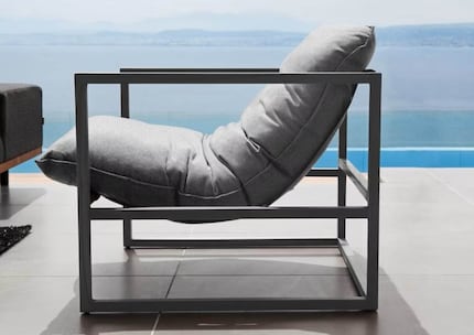 La forme carrée permet de voir à travers, tandis que le rembourrage assure une position inclinée confortable.