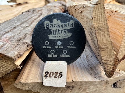 Vous avez le choix : à partir de 25 kilomètres, vous gagnez une médaille en ardoise lors du Backyard Ultra à Hallwil.