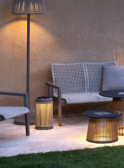 Cette lanterne de jardin se commande automatiquement grâce à un capteur de luminosité intégré.