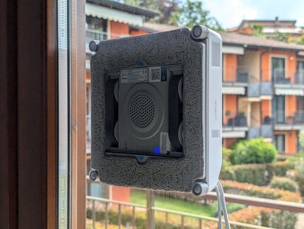 En cas de panne de courant, le robot reste accroché à la vitre pendant près de 40 minutes en mode urgence.