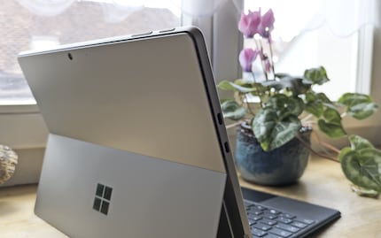 In addition to the magnetic connector for the keyboard and the Surface Connect port (power connection), there are two USB-C ports.