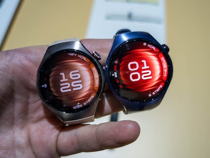 La version 42 mm de la Watch 5 (à gauche) comparée à la version 46 mm.