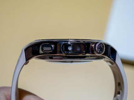 Le capteur X-TAP est situé sur le côté, au centre, entre la couronne rotative et un autre bouton.