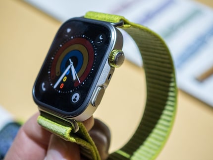 Couronne et bouton sur le côté de la Watch Fit 4 Pro.