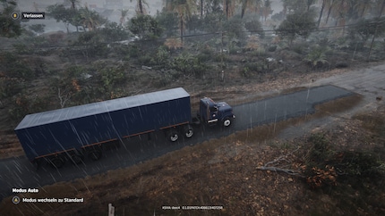 Un camion roule sur la route fraîchement goudronnée.