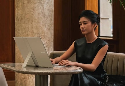 Un support est intégré à l'arrière du MateBook Fold.