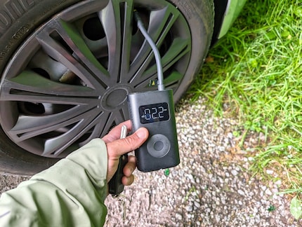 Le compresseur d’air Xiaomi peut également mesurer la pression des pneus de voiture.