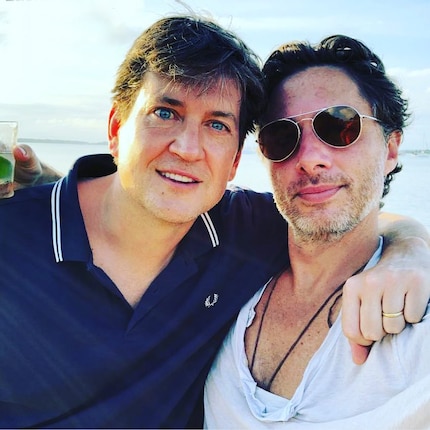 Bill Lawrence, ici aux côtés de Zach Braff, est marié à Christa B. Miller, l'actrice de Jordan Sullivan. Il travaille comme showrunner pour Ted Lasso et Shrinking.