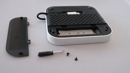 Le compartiment pour SSD se trouve sur la face inférieure du hub. Les vis et le mini-tournevis sont fournis.