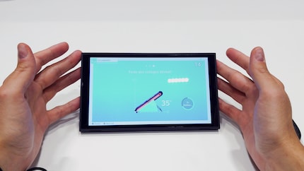 Dans ce mini-jeu, je dois essayer de placer la Switch 2 avec le pied dans le bon angle.