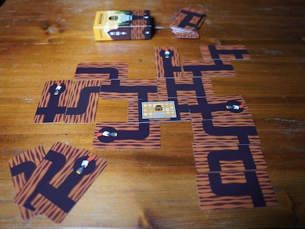 Le jeu de cartes apparemment petit prend beaucoup de place sur la table.