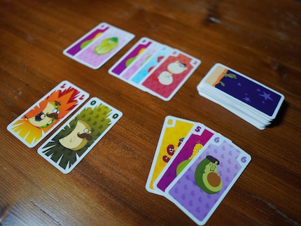 Je dois atteindre 11 avec la défausse, les cartes spéciales en bas à gauche m'y aident.