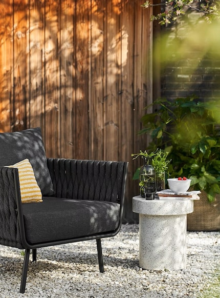 Le design champignon rencontre les vibrations du terrazzo : la table en pierre s'adapte avec souplesse à son environnement.