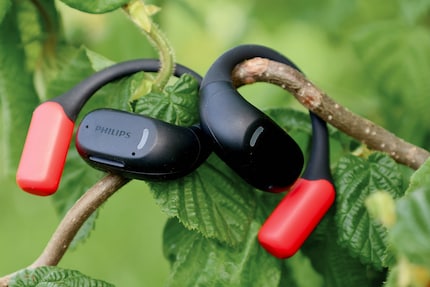 The headphones are suitable for running in the countryside, but on busy roads the ambient noise drowns out the sound.