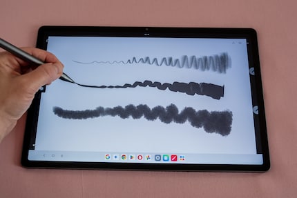 Grâce à la reconnaissance de la pression, je peux super bien dessiner et écrire avec le Lenovo Tab Pen Plus.
