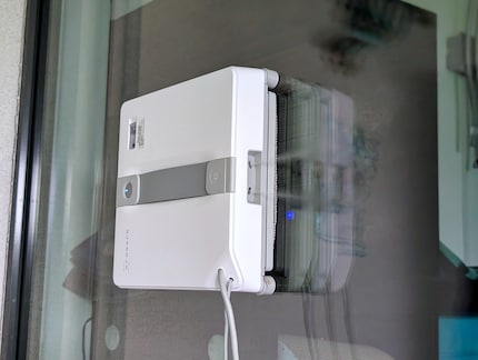Le Winbot Mini vaporise du liquide sur la vitre sous forme de brouillard - qui peut être emporté par le vent.