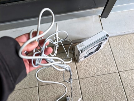 Un enchevêtrement de câbles est inévitable avec le Mini, qui dispose d'un câble d'alimentation et d'un câble de sécurité.