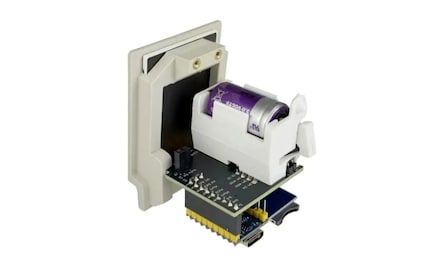 Le module d'alimentation de batterie blanc visible au-dessus de la carte Raspberry Pi est optionnel.