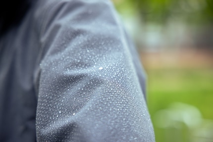 Les gouttes de pluie perlent à l'extérieur.
