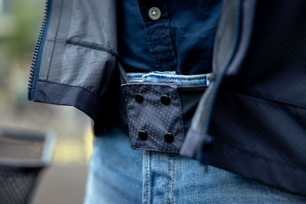 Une manchette est cousue au niveau de la ceinture. Elle empêche le vent froid de pénétrer dans le bas de la veste.