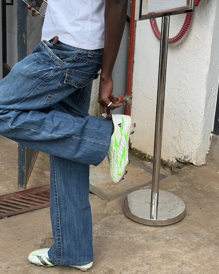 Des chaussures de foot à crampons dans la rue.