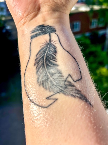 For comparison, I use both creams on the light bulb pen at the same time. Upper half: Balea. Lower half: Tattoomed. The latter leaves a thick white film and helps against the itching.