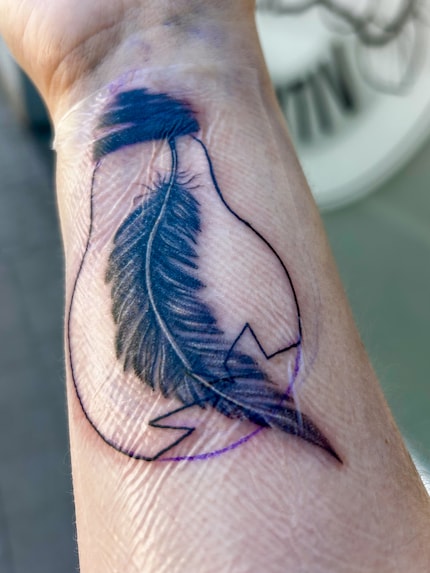 The finished lightbulb feather right outside the tattoo parlour. I'm just getting a coffee before I start on the second motif.
