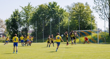 Football photo with manual lens – because I can.
