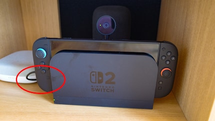 Je peux simplement laisser la caméra branchée et retirer ma Switch de la station d’accueil sans problème. Les slots USB-A se trouvent derrière, à l’endroit marqué en rouge.