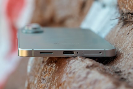Par câble, le S25 Edge se recharge à max. 25 watts, ce qui est moyen. Sans câble, il se recharge à 15 watts.