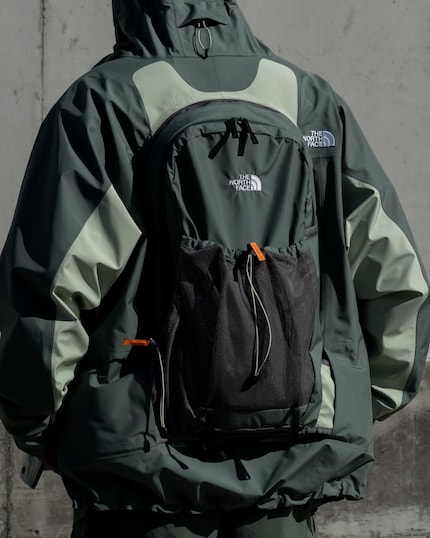La version sombre de la veste Hardshell Backpack.