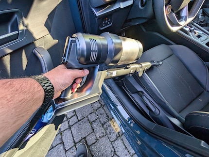 En passant l'aspirateur dans la voiture, j'ai senti la puissance supplémentaire.