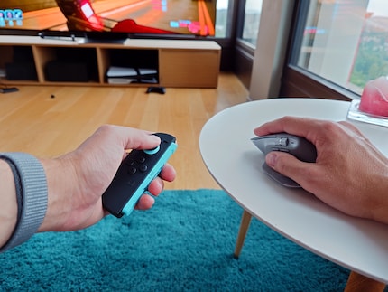 Un Joy-Con à gauche, une souris à droite. Parfait.