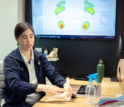 La biomécanicienne Annika me montre comment la charge de course affecte mon anatomie du pied.