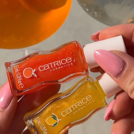 Les produits pour les lèvres enveloppent vos lèvres d'une touche de couleur...